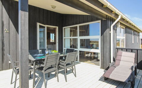 Eyvin - 100M from the Sea: Loft, Gulvbelægning, Indretning, Etage, Kompositmateriale, Møbel, Udvej, Hotel, Design, Dagslys
