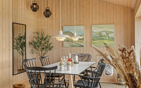 Eelin - 275M from the Sea: Møbel, Træ, Spisestue, Indretning, Gulvbelægning, Køkken & Spisebord, Bord, Etage, Stol, Loft