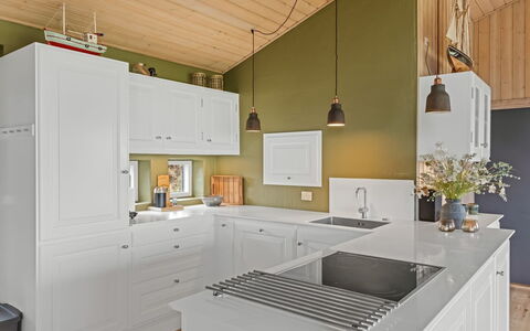 Eelin - 275M from the Sea: Køkken, Indretning, Gulvbelægning, Cabinetry, Countertop, Møbel, Træ, Loft, Lysarmatur, Køkken Apparat