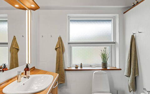 Eelin - 275M from the Sea: Indretning, Væg, Sanitærarmatur, Gulvbelægning, Træ, Loft, Håndvask, Etage, Tap, Badeværelse