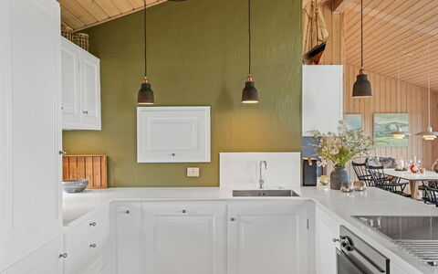 Eelin - 275M from the Sea: Indretning, Køkken, Countertop, Gulvbelægning, Møbel, Træ, Loft, Cabinetry, Lysarmatur, Etage