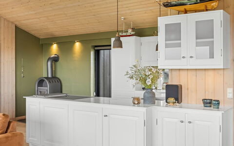 Eelin - 275M from the Sea: Gulvbelægning, Træ, Indretning, Etage, Køkken, Møbel, Cabinetry, Lysarmatur, Loft, Countertop