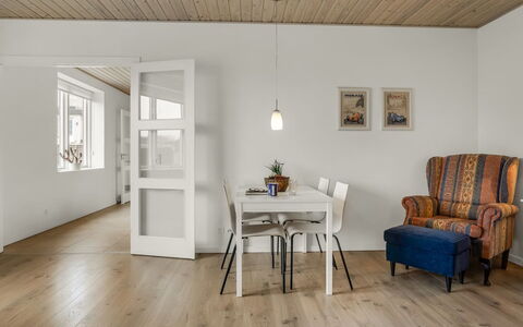 Elmo - 300M from the Sea: Gulvbelægning, Sanitærarmatur, Etage, Indretning, Badeværelse, Toilet, Vvs, Håndvask, Badeværelsesskab, Tap