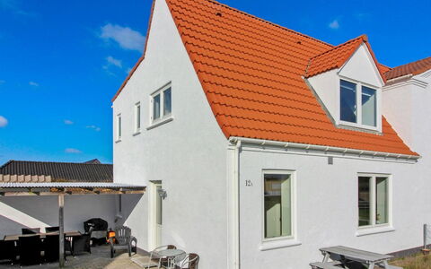 Elmo - 300M from the Sea: Gulvbelægning, Sanitærarmatur, Etage, Indretning, Badeværelse, Toilet, Vvs, Håndvask, Badeværelsesskab, Tap