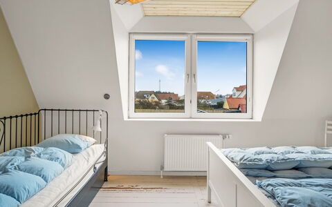 Elmo - 300M from the Sea: Møbel, Træ, Indretning, Etage, Soveværelse, Gulvbelægning, Seng, Hjem, Lejlighed, Værelse