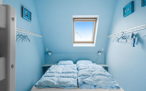 Elmo - 300M from the Sea: Blå, Soveværelse, Seng, Etage, Sengetøj, Sengetøj, Sengetøj, Loft, Attic, Bed Frame