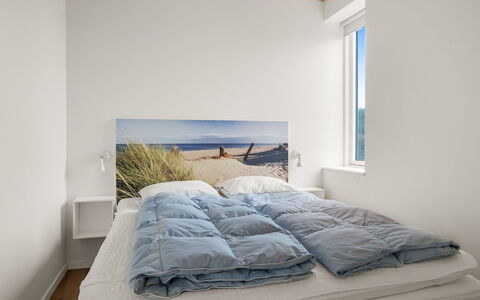 Elmo - 300M from the Sea: Soveværelse, Seng, Sengetøj, Sengetøj, Loft, Sengetøj, Bed Frame, Hårdttræ, Pude, Dagslys