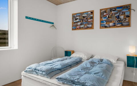 Elmo - 300M from the Sea: Soveværelse, Træ, Seng, Etage, Indretning, Sengetøj, Gulvbelægning, Sengetøj, Loft, Møbel