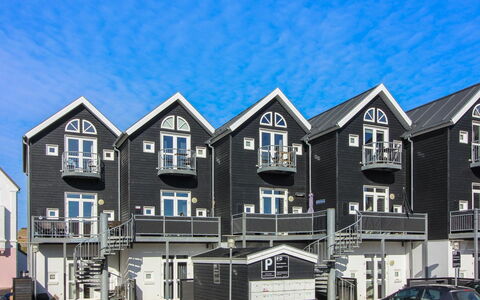 Varnava - 200M from the Sea: Gulvbelægning, Sanitærarmatur, Etage, Indretning, Badeværelse, Toilet, Vvs, Håndvask, Badeværelsesskab, Tap