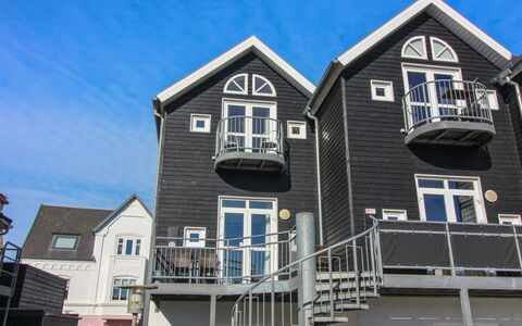 Varnava - 200M from the Sea: Gulvbelægning, Sanitærarmatur, Etage, Indretning, Badeværelse, Toilet, Vvs, Håndvask, Badeværelsesskab, Tap
