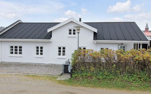 Norman - 150M from the Sea: Vindue, Tag, Hus, Hjem, Sidespor, Boligområde, Sommerhus, Hældning, Maling