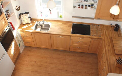 Norman - 150M from the Sea: Køkken, Countertop, Cabinetry, Møbel, Køkken Apparat, Gulvbelægning, Større Bandage, Træ, Køkkenvask, Håndvask