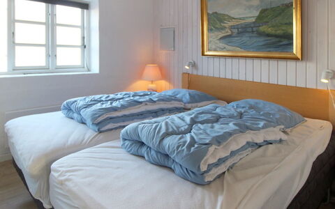 Norman - 150M from the Sea: Soveværelse, Seng, Sengetøj, Sengetøj, Bed Frame, Sengetøj, Møbel, Pude, Throw Pillow, Madras