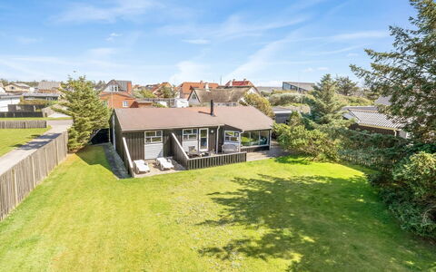 Lazorka - 450M from the Sea: Boligområde, Tag, Hus, Hjem, Sommerhus, Bunddække, Estate, Lawn, Forstad, Have