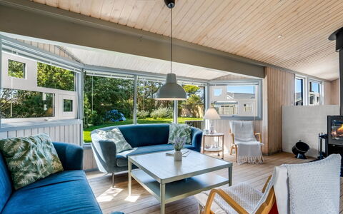 Lazorka - 450M from the Sea: Indretning, Møbel, Træ, Gulvbelægning, Loft, Etage, Couch, Stue, Hjem, Stol