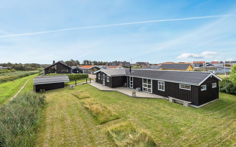 Fabio - 450M from the Sea: Loft, Gulvbelægning, Indretning, Etage, Kompositmateriale, Møbel, Udvej, Hotel, Design, Dagslys