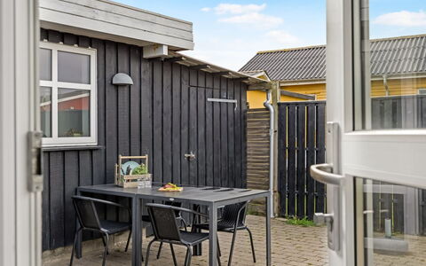 Fabio - 450M from the Sea: Loft, Gulvbelægning, Indretning, Etage, Kompositmateriale, Møbel, Udvej, Hotel, Design, Dagslys