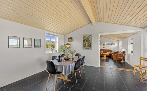 Fabio - 450M from the Sea: Loft, Gulvbelægning, Indretning, Etage, Kompositmateriale, Møbel, Udvej, Hotel, Design, Dagslys