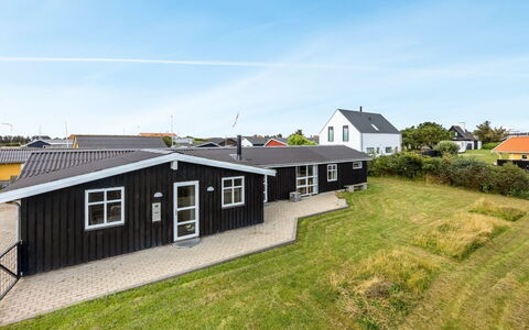 Fabio - 450M from the Sea: Loft, Gulvbelægning, Indretning, Etage, Kompositmateriale, Møbel, Udvej, Hotel, Design, Dagslys