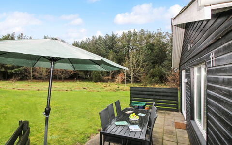 Arie - 500M from the Sea: Sommerhus, Have, Sidespor, Garden Bygninger, Skygge, Gård, Backyard, Lawn, Stuehus, Landscaping