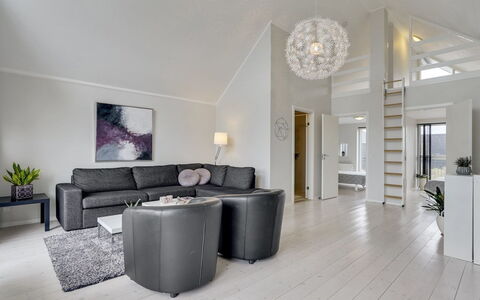 Katharine - 600M from the Sea: Indretning, Loft, Gulvbelægning, Couch, Stue, Møbel, Hjem, Etage, Belysning, Lysarmatur
