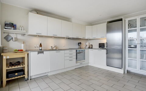 Katharine - 600M from the Sea: Køkken, Køkken Apparat, Gulvbelægning, Countertop, Større Bandage, Etage, Indretning, Cabinetry, Loft, Møbel