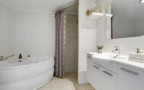 Katharine - 600M from the Sea: Indretning, Gulvbelægning, Etage, Sanitærarmatur, Badeværelse, Loft, Tap, Håndvask, Badeværelsesskab, Vvs