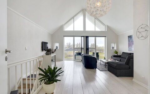 Katharine - 600M from the Sea: Træ, Loft, Gulvbelægning, Møbel, Indretning, Hjem, Trægulve, Etage, Stol, Stue