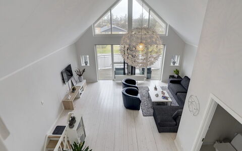 Katharine - 600M from the Sea: Træ, Indretning, Loft, Hjem, Belysning, Stue, Møbel, Lysarmatur, Lejlighed, Værelse
