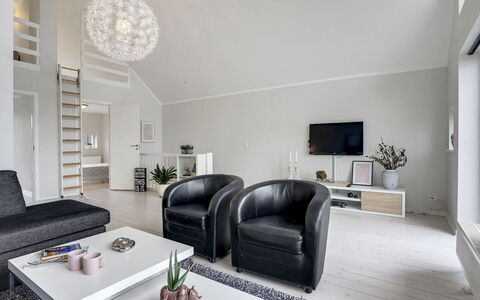 Katharine - 600M from the Sea: Indretning, Couch, Loft, Møbel, Stue, Gulvbelægning, Hjem, Etage, Belysning, Lysarmatur