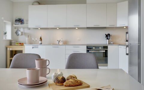Katharine - 600M from the Sea: Møbel, Indretning, Gulvbelægning, Countertop, Køkken, Køkken Apparat, Etage, Cabinetry, Loft, Værelse