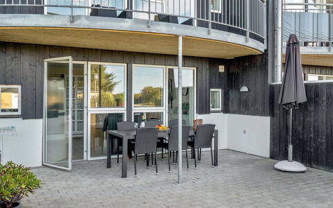 Katharine - 600M from the Sea: Etage, Lejlighed, Altan, Gelænder, Stol, Veranda, Hårdttræ, Skygge, Dæk, Trægulve