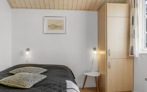 Anya - 650M from the Sea: Indretning, Møbel, Væg, Træ, Gulvbelægning, Loft, Etage, Soveværelse, Seng, Værelse