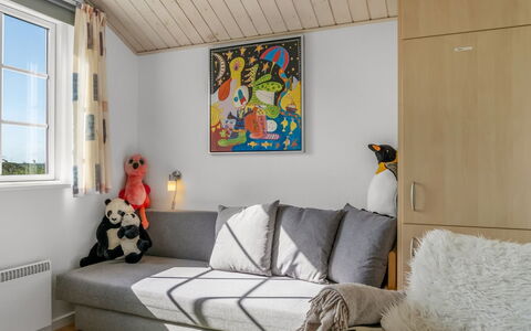 Anya - 650M from the Sea: Møbel, Indretning, Gulvbelægning, Etage, Træ, Værelse, Couch, Lejlighed, Belysning, Stue