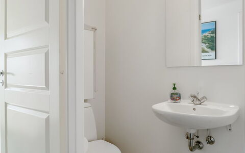 Anya - 650M from the Sea: Væg, Gulvbelægning, Sanitærarmatur, Etage, Indretning, Badeværelsesvask, Badeværelse, Håndvask, Toilet, Tap