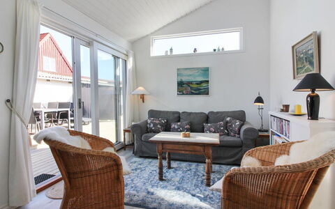 Arnke - 125M from the Sea: Boligområde, Tag, Forstad, Indkørsel, Estate, Skorsten