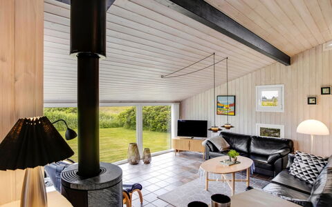 Tinja - 700M from the Sea: Indretning, Loft, Gulvbelægning, Stue, Etage, Møbel, Hjem, Couch, Værelse
