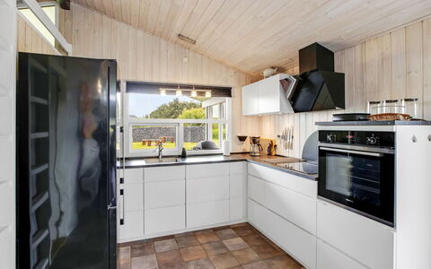 Tinja - 700M from the Sea: Køkken, Køkken Apparat, Større Bandage, Gulvbelægning, Countertop, Træ, Indretning, Loft, Etage, Husholdningsapparat