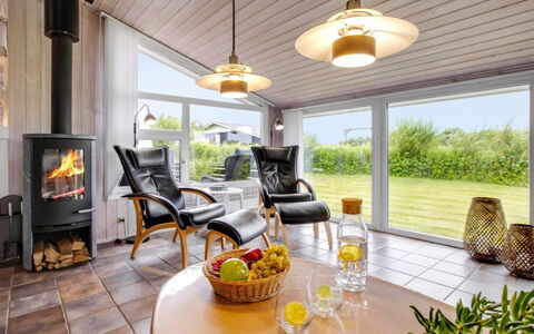 Tinja - 700M from the Sea: Indretning, Loft, Møbel, Gulvbelægning, Lysarmatur, Belysning, Etage, Stol, Stue, Værelse
