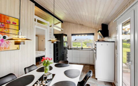 Tinja - 700M from the Sea: Indretning, Loft, Gulvbelægning, Etage, Køkken, Lysarmatur, Countertop, Trægulve, Husholdningsapparat, Stol