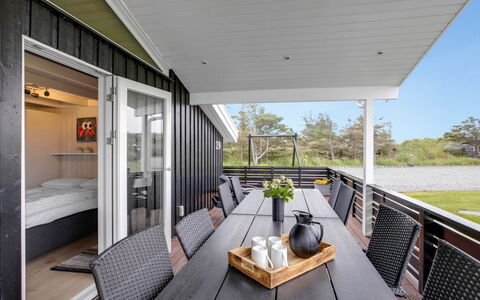 Tinja - 700M from the Sea: Træ, Gulvbelægning, Møbel, Hjem, Loft, Dør, Etage, Veranda, Trægulve, Hårdttræ