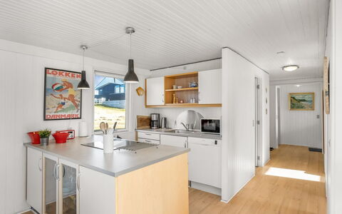Violeta - 250M from the Sea: Træ, Køkken, Gulvbelægning, Loft, Etage, Indretning, Countertop, Cabinetry, Køkken Apparat, Bejdse
