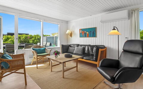 Violeta - 250M from the Sea: Møbel, Indretning, Gulvbelægning, Etage, Couch, Træ, Loft, Stue, Trægulve, Stol