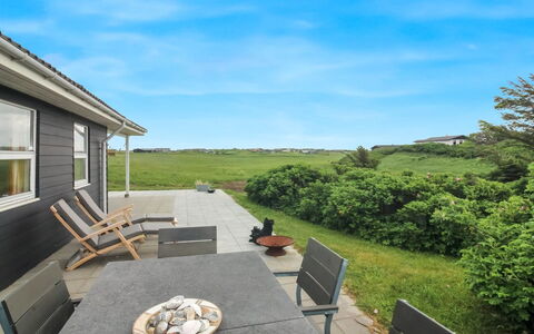 Violeta - 250M from the Sea: Himmel, Græs, Hjem, Land Lot, Almindeligt, Tag, Sommerhus, Estate, Eng, Lawn