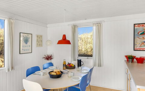 Violeta - 250M from the Sea: Indretning, Loft, Møbel, Gulvbelægning, Belysning, Etage, Lysarmatur, Hjem, Værelse, Spisestue
