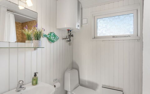 Violeta - 250M from the Sea: Træ, Sanitærarmatur, Gulvbelægning, Etage, Toilet, Tap, Håndvask, Vvs, Værelse, Badeværelse