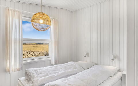 Violeta - 250M from the Sea: Soveværelse, Træ, Seng, Indretning, Etage, Sengetøj, Loft, Sengetøj, Gulvbelægning, Bed Frame
