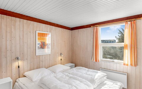 Violeta - 250M from the Sea: Træ, Loft, Soveværelse, Indretning, Seng, Etage, Gulvbelægning, Værelse, Møbel, Sengetøj