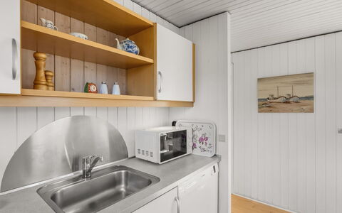 Violeta - 250M from the Sea: Træ, Gulvbelægning, Etage, Indretning, Loft, Værelse, Køkken, Countertop, Hårdttræ, Bejdse