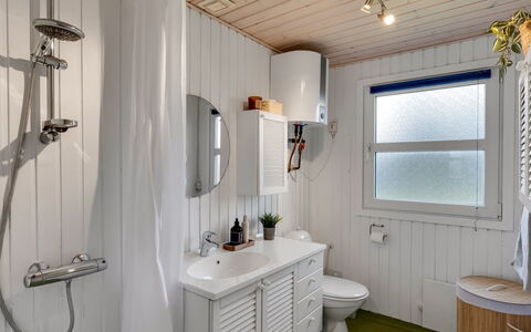 Pertti - 400M from the Sea: Sanitærarmatur, Håndvask, Indretning, Vvs, Tap, Badeværelse, Loft, Badeværelsesvask, Værelse, Toilet
